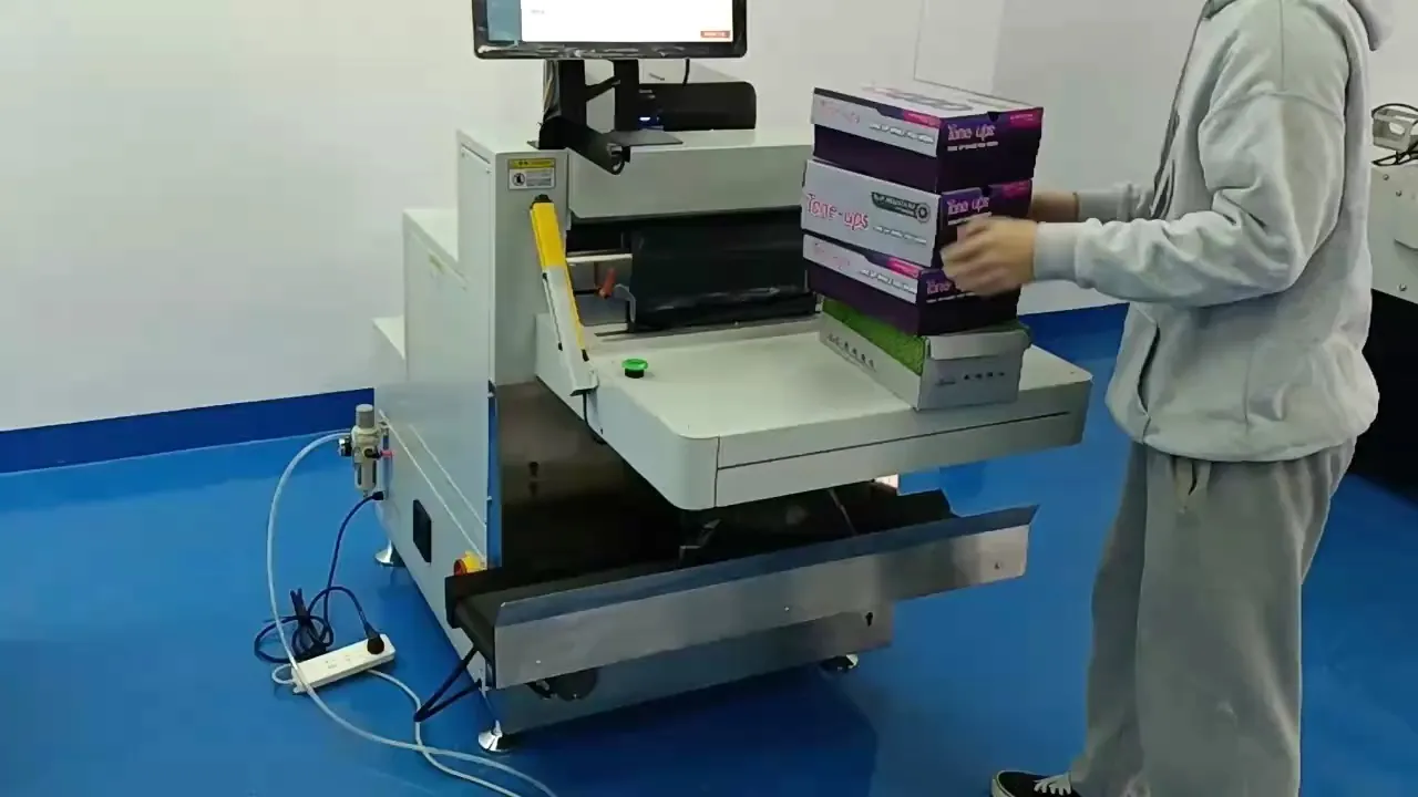 Paketör ile kutulu ürünün kargo poşetine paketlenmesi