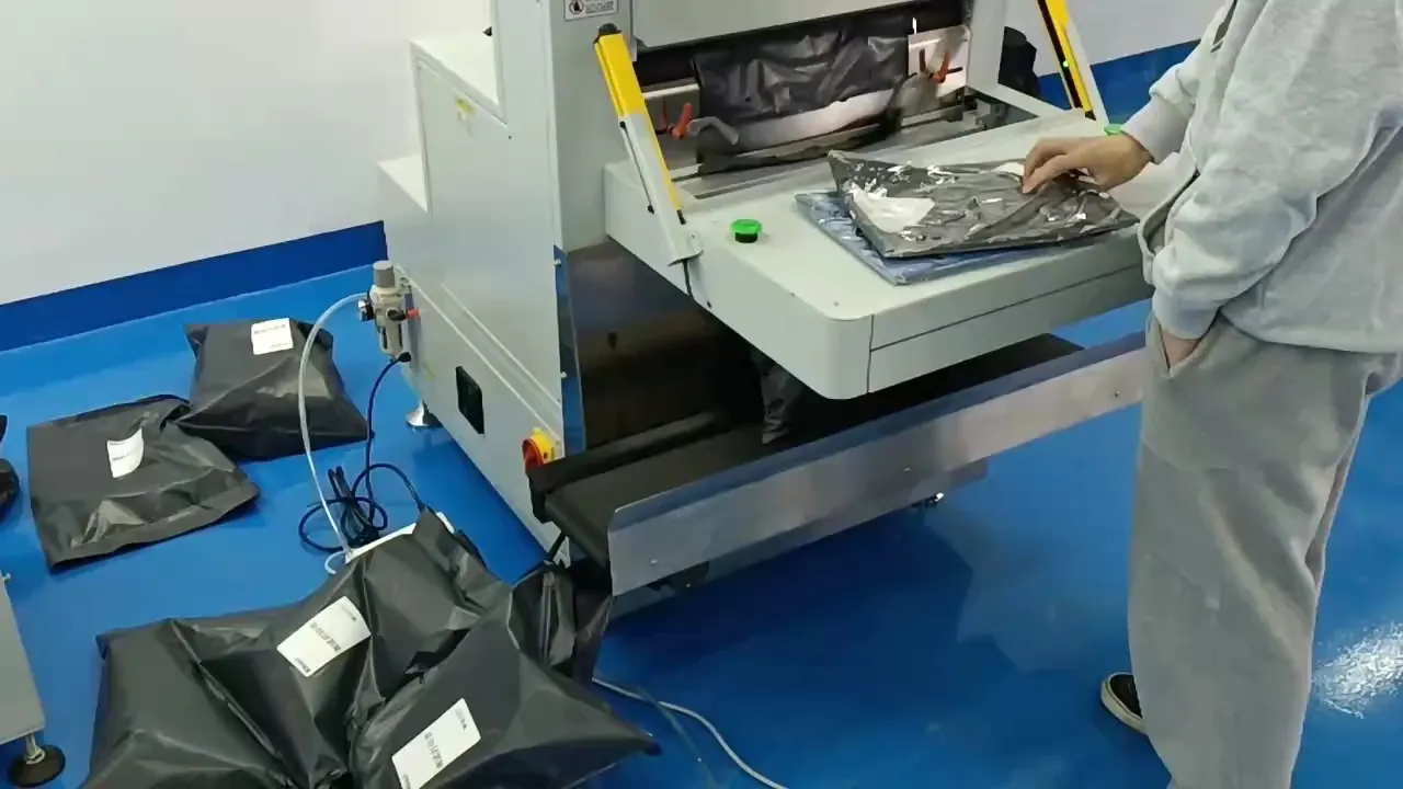 Paketör ile katlı tekstil ürününün kargo poşetine paketlenmesi